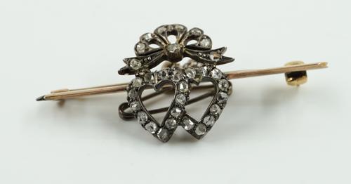 A GOLD AND SILVER SET DIAMOND BAR BROOCH