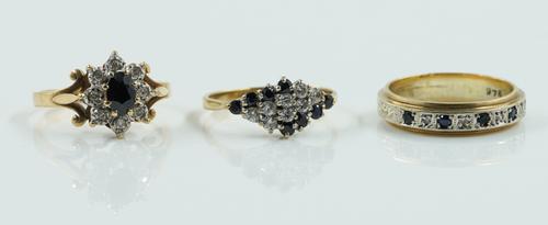 A 9CT GOLD, SAPPHIRE AND DIAMOND CLUSTER RING AND TWO FURTHER 9CT GOLD RINGS (3)