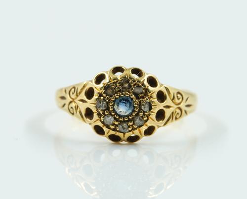 AN 18CT GOLD SAPPHIRE AND DIAMOND CLUSTER RING