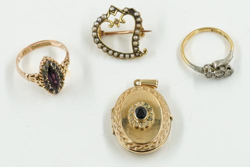 TWO RINGS, A BROOCH AND A PENDANT LOCKET (4)