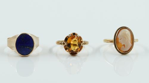 A 9CT GOLD AND LAPIS LAZULI RING AND TWO FURTHER 9CT GOLD RINGS (3)