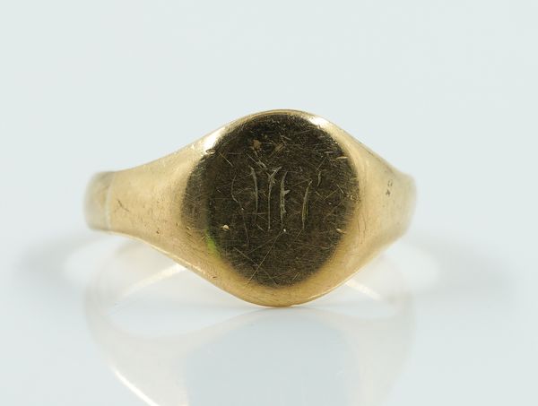 A GENTLEMANS GOLD SIGNET RING