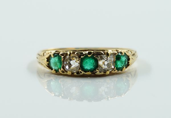 A GOLD, EMERALD AND DIAMOND FIVE STONE RING