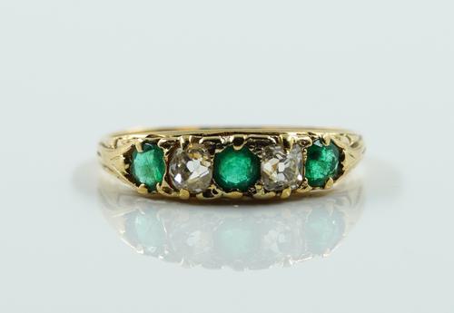 A GOLD, EMERALD AND DIAMOND FIVE STONE RING