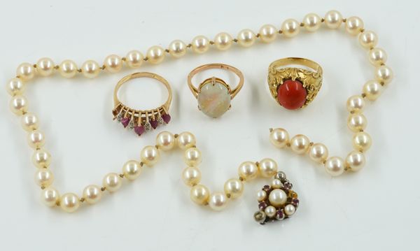 A GOLD AND OPAL SINGLE STONE RING, TWO GEM SET RINGS AND A CULTURED PEARL NECKLACE (4)