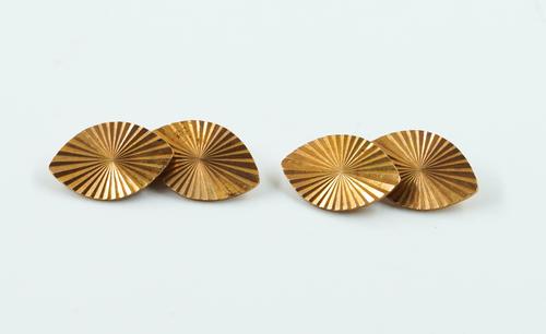 A PAIR OF GOLD CUFFLINKS (2)
