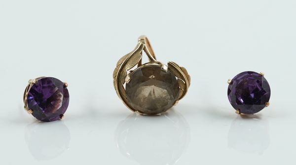 A GOLD AND SMOKY QUARTZ SINGLE STONE RING AND A PAIR OF GOLD AND SYNTHETIC CORRUNDUM IMITATING ALEXANDRITE SOLITAIRE EARSTUDS (2)