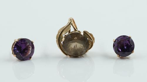 A GOLD AND SMOKY QUARTZ SINGLE STONE RING AND A PAIR OF GOLD AND SYNTHETIC CORRUNDUM IMITATING ALEXANDRITE SOLITAIRE EARSTUDS (2)