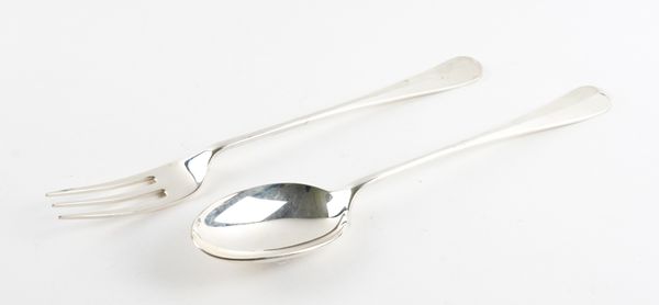 A PAIR OF SILVER SERVING IMPLEMENTS