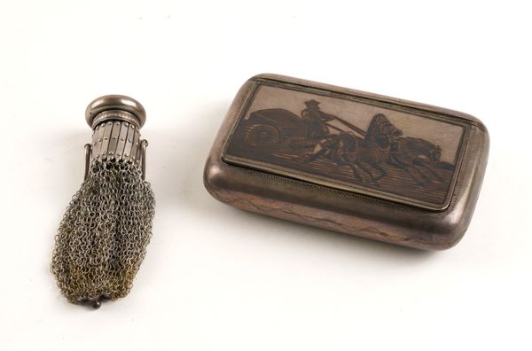 A RUSSIAN NIELLO DECORATED SNUFF BOX AND A PLATED SMALL PURSE (2)