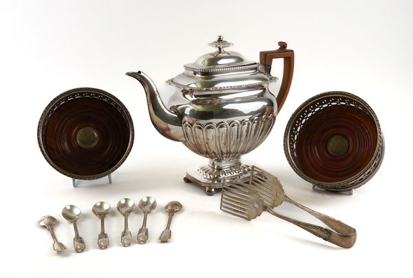 A SET OF SIX SILVER FIDDLE, THREAD AND SHELL PATTERN TEASPOONS AND THREE FURTHER ITEMS (9)