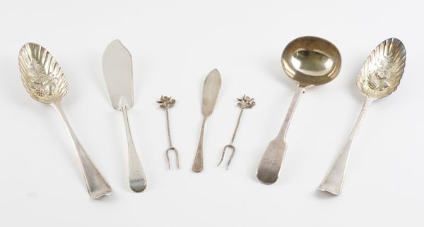 A PAIR OF SILVER BERRY SPOONS AND FIVE FURTHER ITEMS OF SILVER (7)