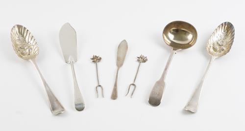 A PAIR OF SILVER BERRY SPOONS AND FIVE FURTHER ITEMS OF SILVER (7)