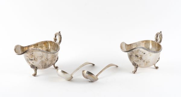 A PAIR OF SILVER GRAVY BOATS AND WITH A PAIR OF SILVER GRAVY LADLES (4)