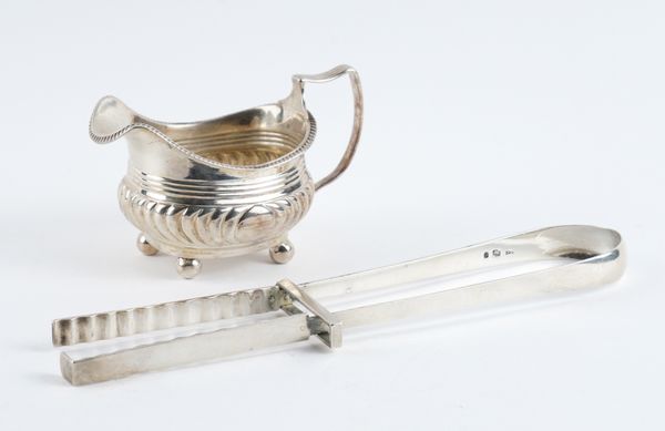 A PAIR OF SILVER ASPARAGUS SERVING TONGS AND A SILVER MILK JUG (2)