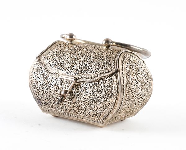 A LADY'S EVENING BAG