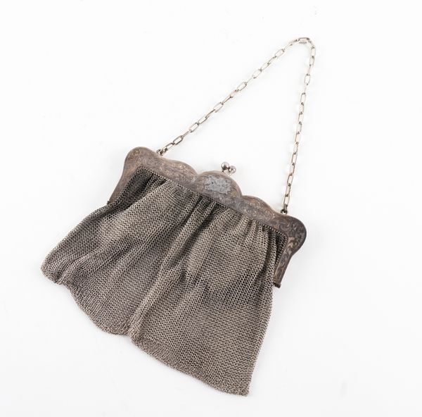 A LADY'S CHAIN MESH EVENING BAG