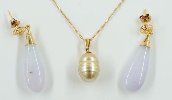 A GOLD AND FRESHWATER CULTURED PEARL PENDANT WITH A GOLD NECKCHAIN AND A PAIR OF GOLD MOUNTED PENDANT EARRINGS