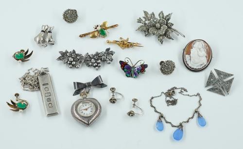 TWO GOLD BAR BROOCHES AND TWELVE FURTHER ITEMS (14)