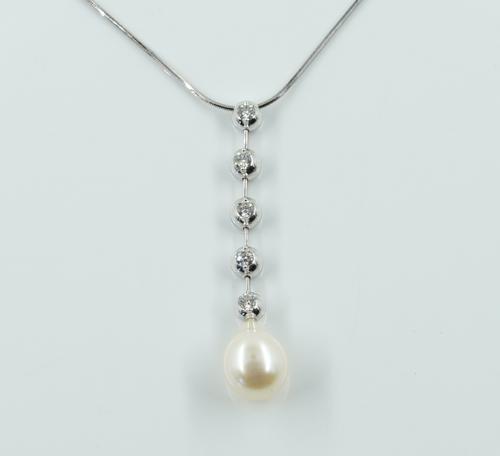 A WHITE GOLD, DIAMOND AND CULTURED PEARL PENDANT WITH A WHITE GOLD NECKCHAIN