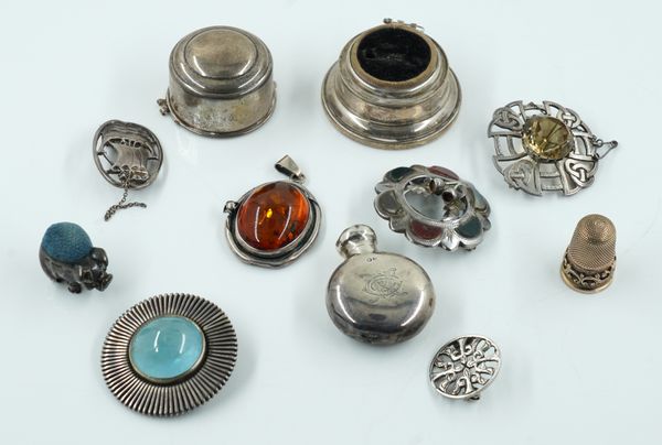 A GROUP OF SILVER AND SILVER MOUNTED JEWELLERY (10)