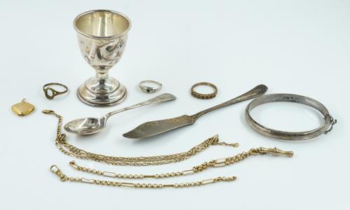 A GROUP OF GOLD AND SILVER JEWELLERY AND A FEW FURTHER ITEMS (9)