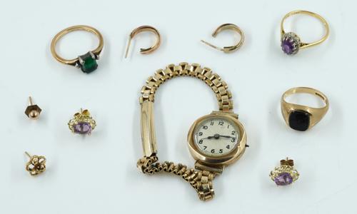 A GROUP OF SEVEN ITEMS OF JEWELLERY AND ONE WRISTWATCH (8)