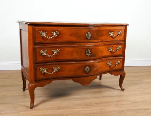 AN 18TH CENTURY ITALIAN WALNUT SERPENTINE THREE DRAWER COMMODE