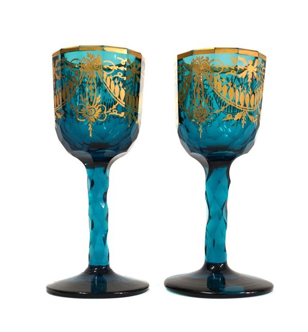 A PAIR OF GILDED PEACOCK-BLUE FACET STEMMED WINE GLASSES (2)