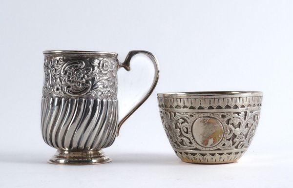 A VICTORIAN SILVER MUG AND A VICTORIAN SILVER SMALL BOWL (2)