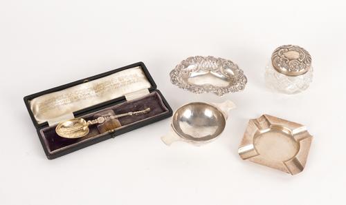 A GROUP OF SILVER AND SILVER MOUNTED WARES (5)