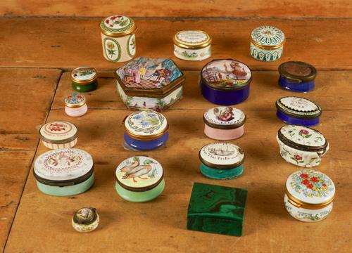 A GROUP OF BILSTON ENAMEL PILL OR PATCH BOXES AND OTHERS (19)