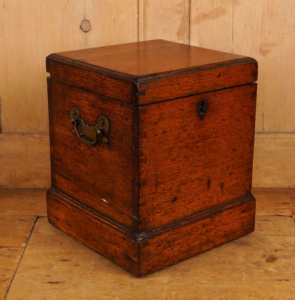 AN EARLY 19TH CENTURY OAK TRAVEL / PORTABLE DECANTER BOX