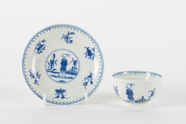 A SMALL WORCESTER BLUE AND WHITE TEABOWL AND SAUCER (2)