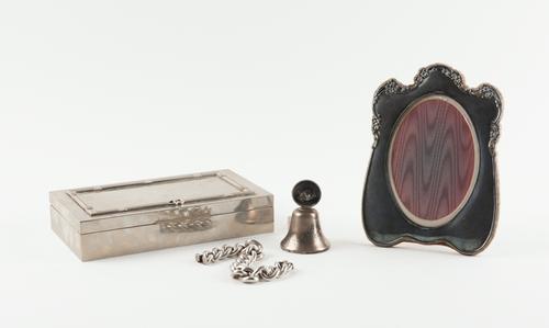 A SILVER PLATED METAL MOUNTED PHOTOGRAPH FRAME AND THREE FURTHER ITEMS (4)