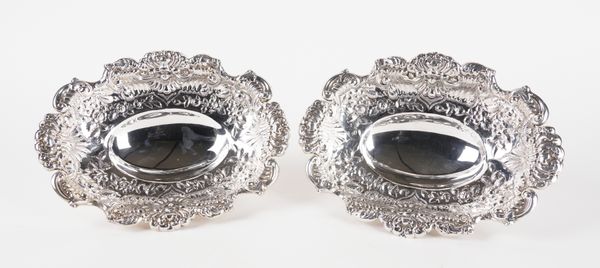 A PAIR OF SILVER SHAPED OVAL DISHES (2)