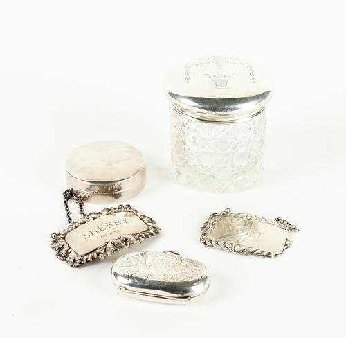 A GROUP OF SILVER AND SILVER MOUNTED WARES (5)