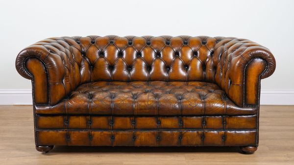 A VICTORIAN STYLE BUTTON-BACK LEATHER UPHOLSTERED CHESTERFIELD SOFA