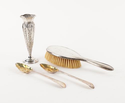 A GROUP OF SILVER AND SILVER MOUNTED WARES (4)