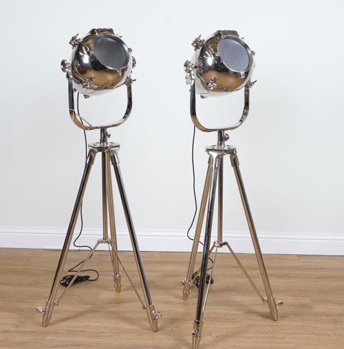 A PAIR OF CHROME-PLATED FLOOR STANDING SPOT LIGHT LAMPS (2)