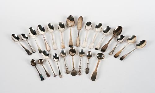 A GROUP OF SILVER AND FOREIGN FLATWARE (24)