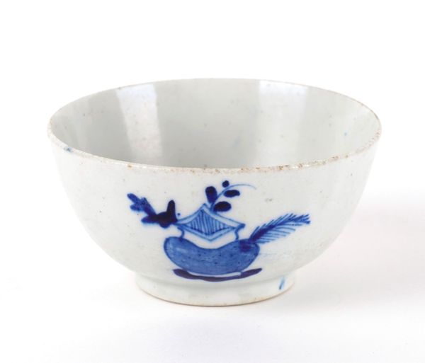 A BOW BLUE AND WHITE SMALL BOWL