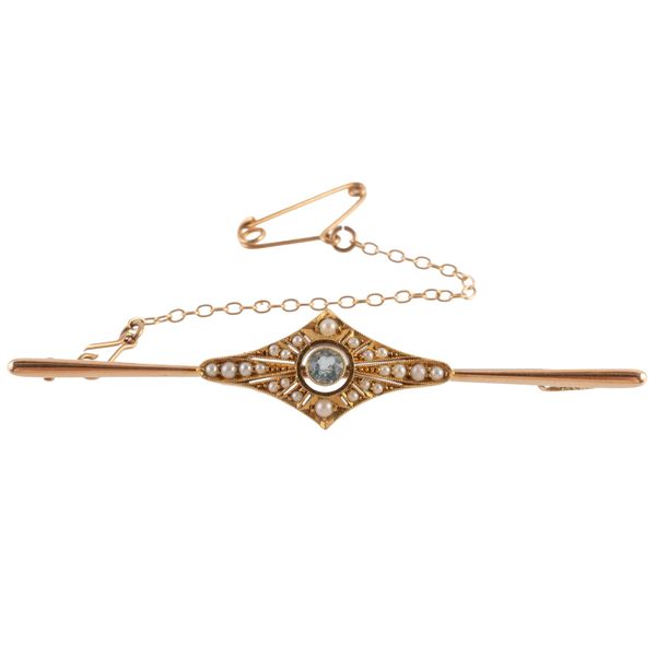 AN AQUAMARINE AND SEED PEARL BAR BROOCH (2)