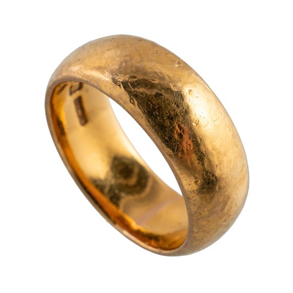 A WIDE GOLD WEDDING BAND