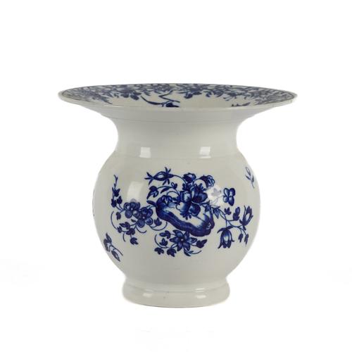 A WORCESTER BLUE AND WHITE SPITTOON