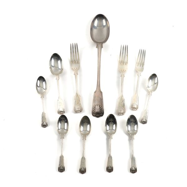 A GROUP OF SILVER FIDDLE, THREAD AND SHELL PATTERN  TABLE FLATWARE