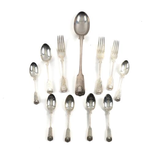 A GROUP OF SILVER FIDDLE, THREAD AND SHELL PATTERN  TABLE FLATWARE
