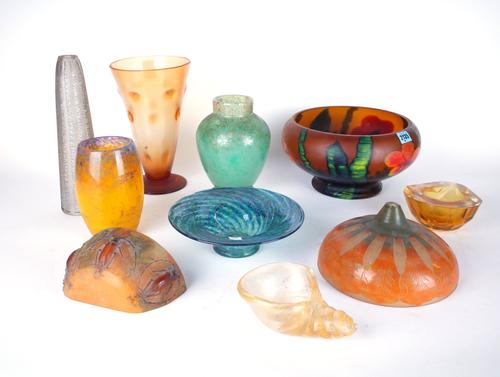 A GROUP OF MID 20TH CENTURY DECOARTIVE GLASS INCLUDING WHITEFRIARS STYLE ITEMS