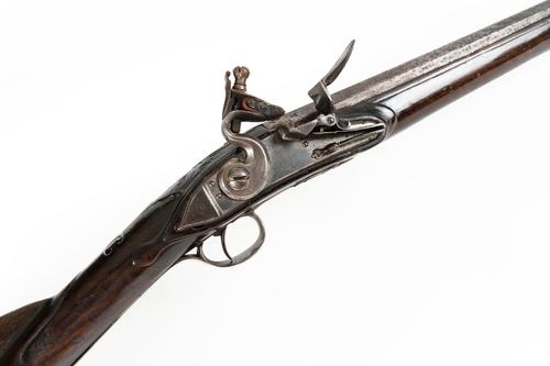A FLINTLOCK SPORTING GUN WITH BAYONET COMPARTMENTMENT