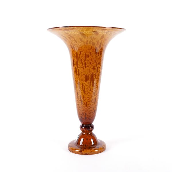 A MOTTLED AMBER COLOURED GLASS TRUMPET SHAPED VASE